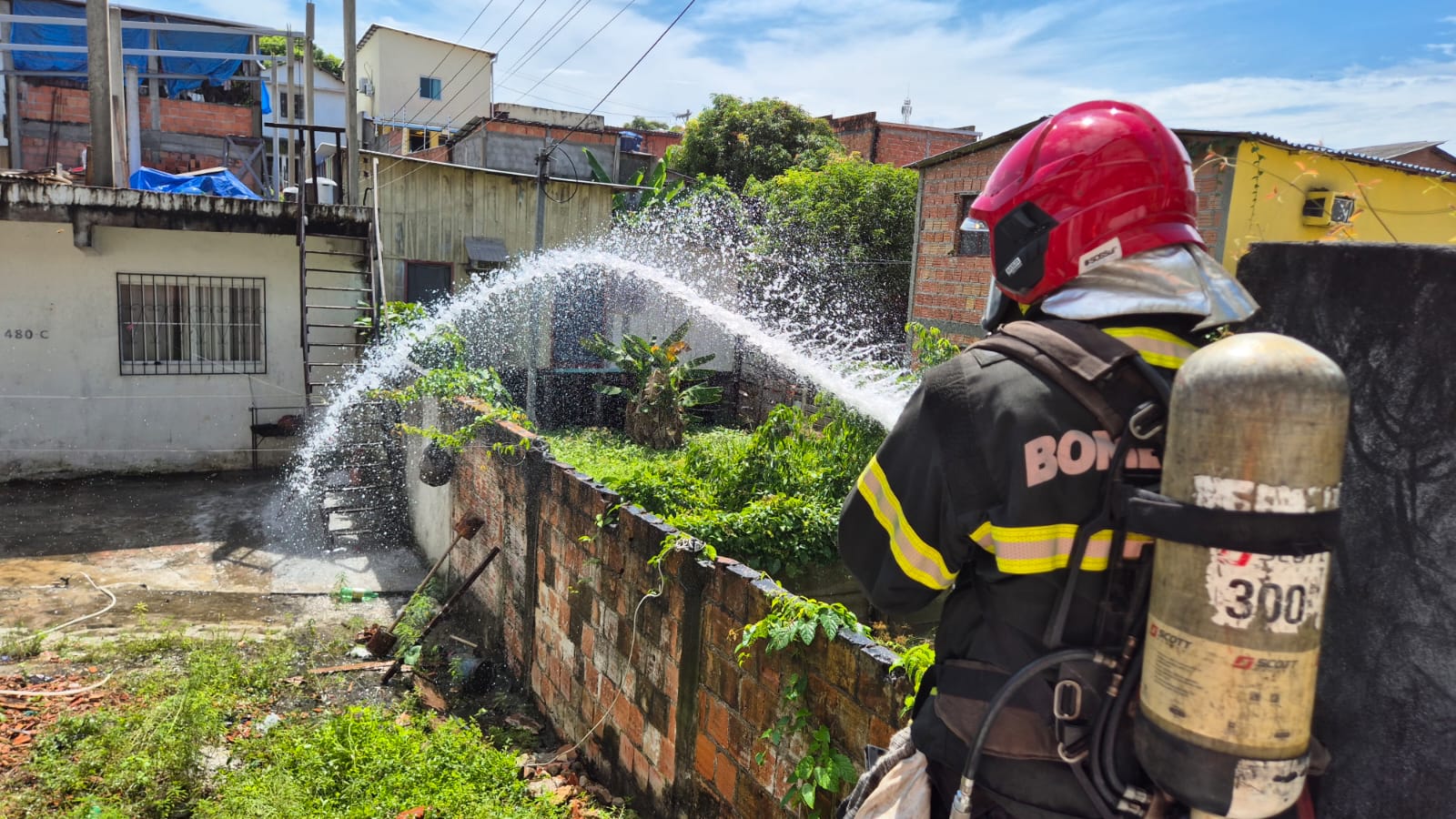 Treinamento do Corpo de Bombeiros simula combate a incêndio em área de difícil acesso em Manaus